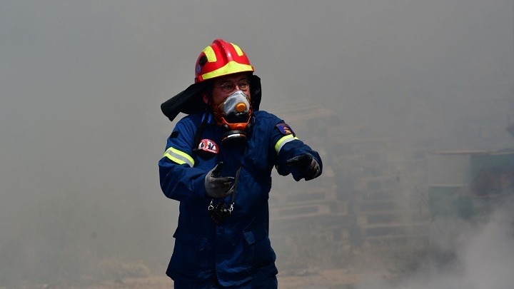 Καλύβια Αττικής: Πυρκαγιά σε υπαίθριο χώρο - Επιχειρούν 15 πυροσβέστες