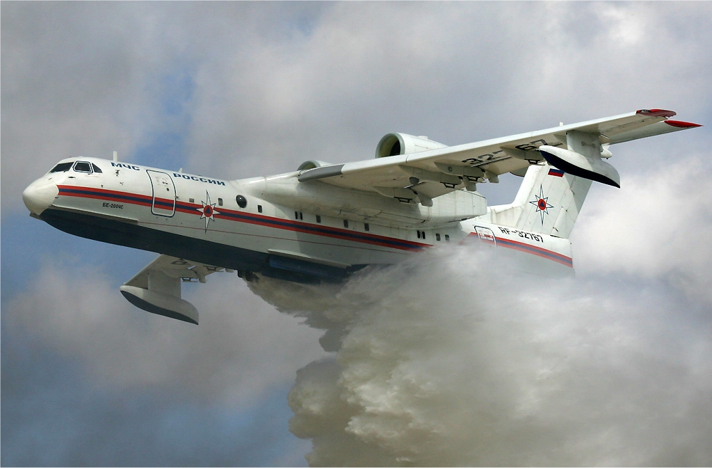 «Ιπτάμενα τάνκερ» κατά των πυρκαγιών: Βeriev και Ilyushin θα ρίξουν σήμερα 110 τόνους νερού σε Εύβοια και Πελοπόννησο
