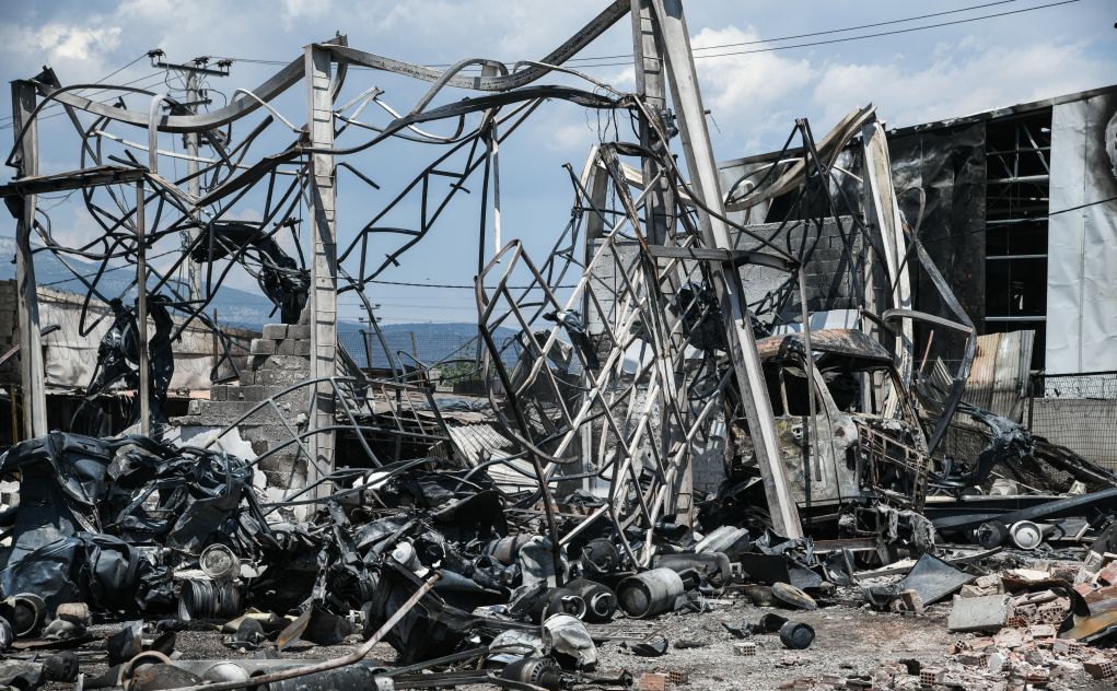 Ασπρόπυργος: Υπό πλήρη έλεγχο η πυρκαγιά σε βυτιοφόρο με προπάνιο - Δείτε τις εικόνες της καταστροφής