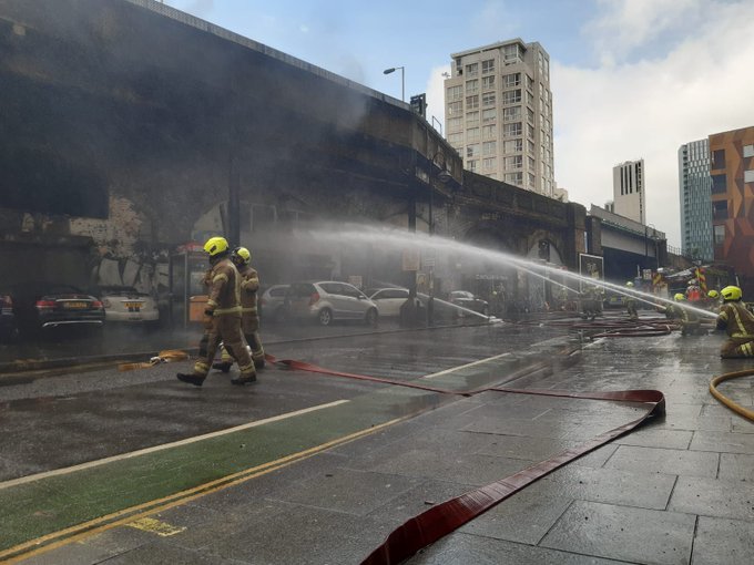 Λονδίνο: Εκατό πυροσβέστες κατάφεραν να θέσουν υπό έλεγχο τις φλόγες - Άγνωστο πως ξεκίνησε η φωτιά (vids)
