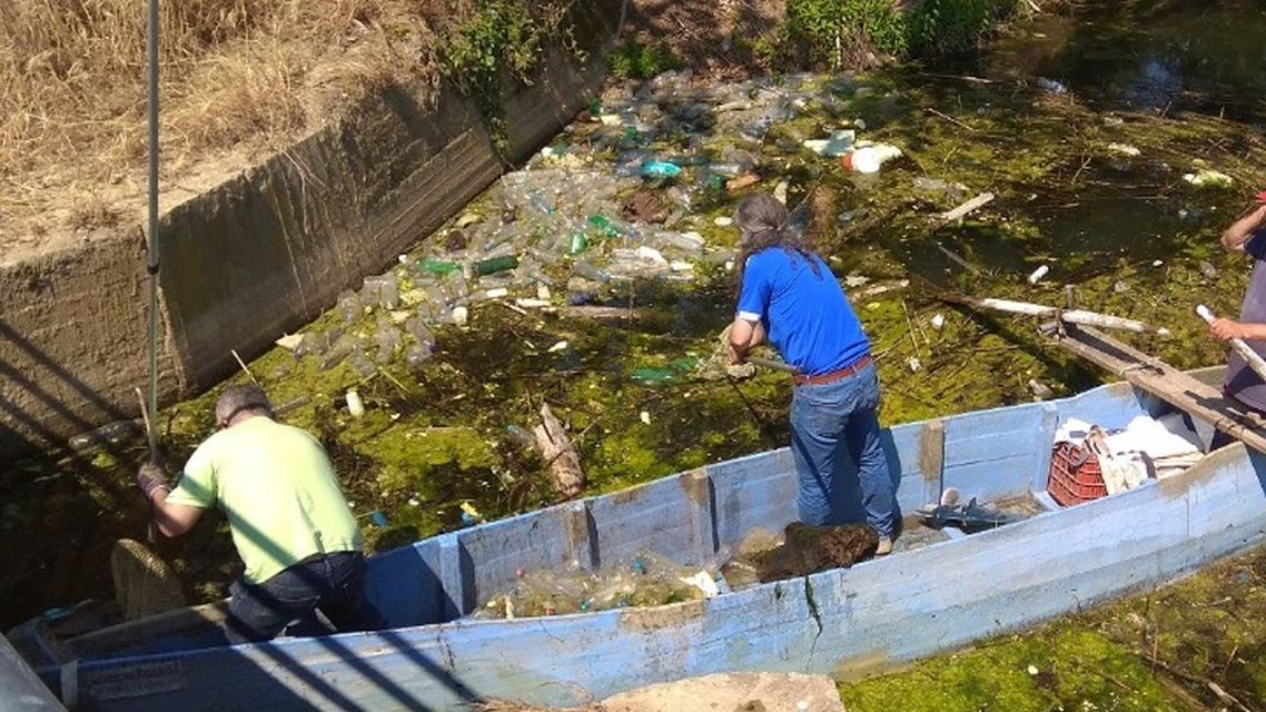 Λίμνη Δοϊράνη: Εθελοντές απομάκρυναν σχεδόν 6.000 λίτρα σκουπιδιών από τις ακτές και το κανάλι - Και βάρκες στην τρίωρη δράση