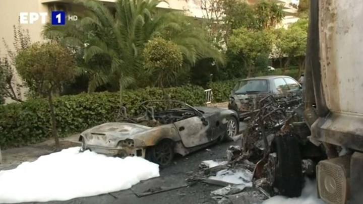 Καβούρι: Τρομακτικό τροχαίο - Απορριμματοφόρο συγκρούστηκε με ταξί, ακουλούθησαν εκρήξεις