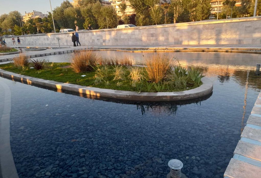 Θεσσαλονίκη: Ανακαινισμένος και επισκευασμένος ο “Κήπος του Νερού” στη Νέα Παραλία - Τι δήλωσε ο Ζέρβας (pics)