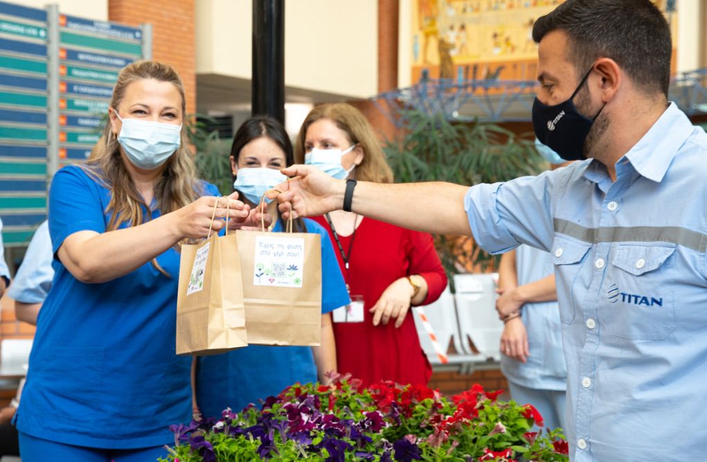 Θεσσαλονίκη: Ένα "ευχαριστώ" με 1.500 πολύχρωμα φυτά στους εργαζόμενους του Νοσοκομείου Παπαγεωργίου από ΧΑΝΘ και "ΤΙΤΑΝ"