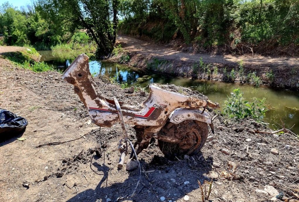 Τρίκαλα: Περισυλλογή περίπου 3 τόνων σκουπιδιών από τις όχθες του Αγιαμονιώτη ποταμού (pics)