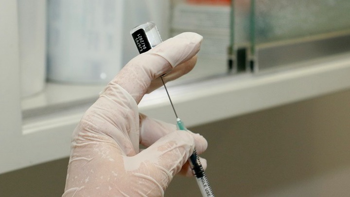 Νέα μελέτη: Τα εμβόλια «φρενάρουν» τη δυνατότητα του κορονοϊού να μεταλλάσεται μέσα στο ανθρώπινο σώμα
