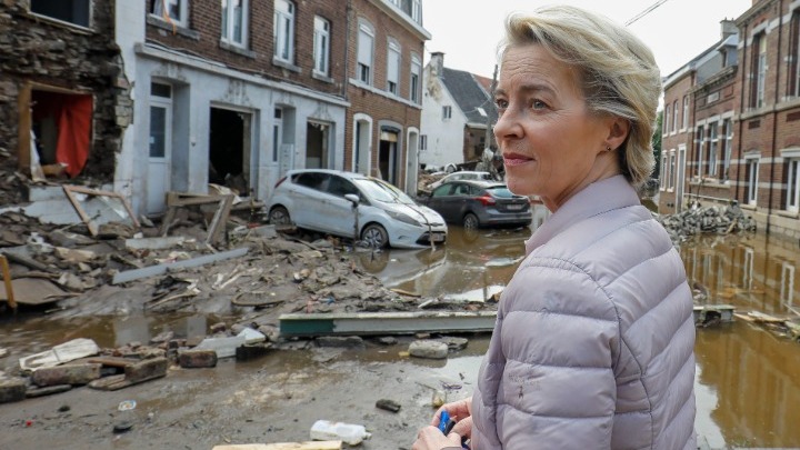 H Ούρσουλα φον ντερ Λάιεν στο χτυπημένο από τις πλημμύρες Βέλγιο (pics)
