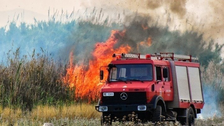 Φωτιά κοντά στο αεροδρόμιο του Ελληνικού - Επιχειρούν εναέριες δυνάμεις (vids)