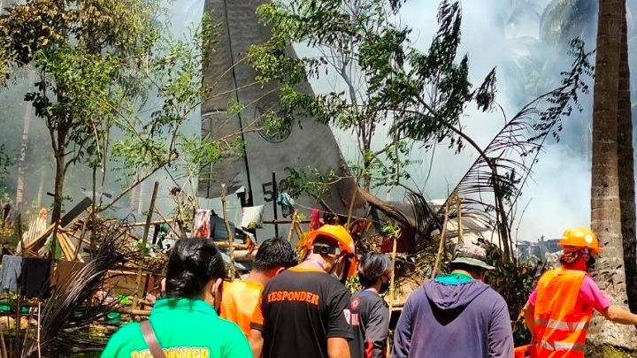 Φιλιππίνες: Τουλάχιστον 52 οι νεκροί από την συντριβή του στρατιωτικού αεροσκάφους - Αναζητούν το «μαύρο κουτί»