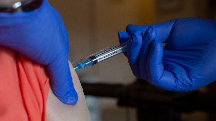 Γαλλία: Σχεδόν το 60% του πληθυσμού έχει λάβει τουλάχιστον μία δόση εμβολίου