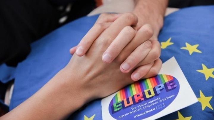 Η Κομισιόν κινεί διαδικασίες κατά Ουγγαρίας και Πολωνίας για παραβίαση των δικαιωμάτων της κοινότητας ΛΟΑΤΚΙ