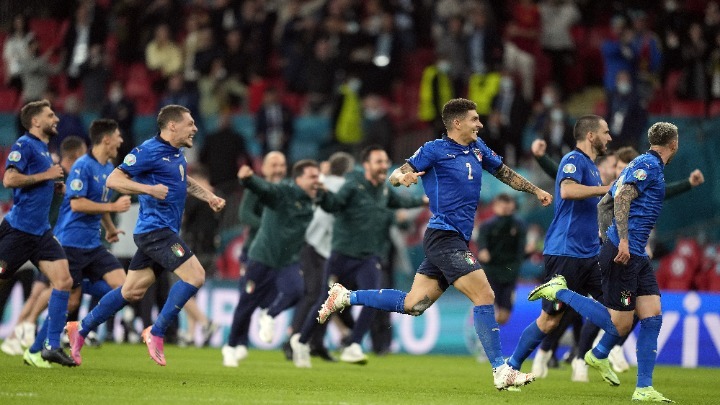 EURO 2020: Οι τρελοί πανηγυρισμοί των Ιταλών στα αποδυτήρια και η... βουτιά του Ντε Ρόσι (vids)