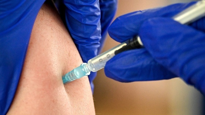 ΗΠΑ-Covid-19: Οι αρχές εξετάζουν αν είναι αναγκαία μια τρίτη δόση του εμβολίου και αν υπάρχει κίνδυνος σοβαρών παρενεργειών