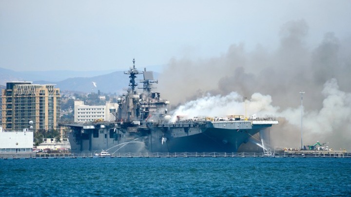 ΗΠΑ: To Πολεμικό Ναυτικό κατηγορεί ναύτη για τη φωτιά που έκαψε ολοσχερώς πολεμικό αποβατικό πλοίο (vids)