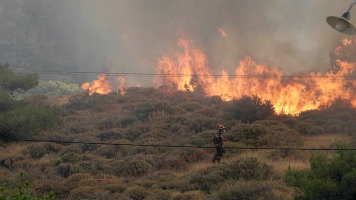 Πυρκαγιά στην Κεφαλονιά: Εκκενώθηκε και δεύτερο χωριό - Ισχυροί άνεμοι επιδεινώνουν την φωτιά