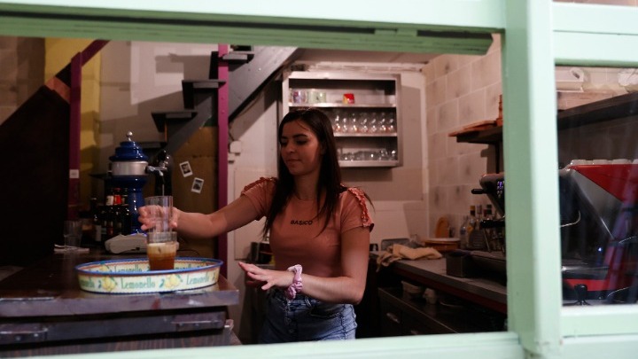 Θεσσαλονίκη: Κωφοί και βαρήκοοι σας σερβίρουν το ρόφημά σας σε ένα ιδιαίτερο καφέ - μπαρ