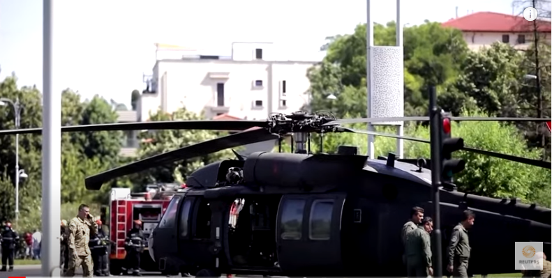 Εντυπωσιακό βίντεο: Στρατιωτικό ελικόπτερο προσγειώνεται σε δρόμο στο κέντρο του Βουκουρεστίου (vid)