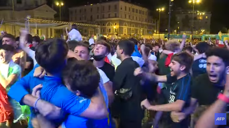 Euro 2020: Έξαλλοι πανηγυρισμοί στη Ρώμη μετά τη νίκη της Ιταλίας - Δείτε το βίντεο