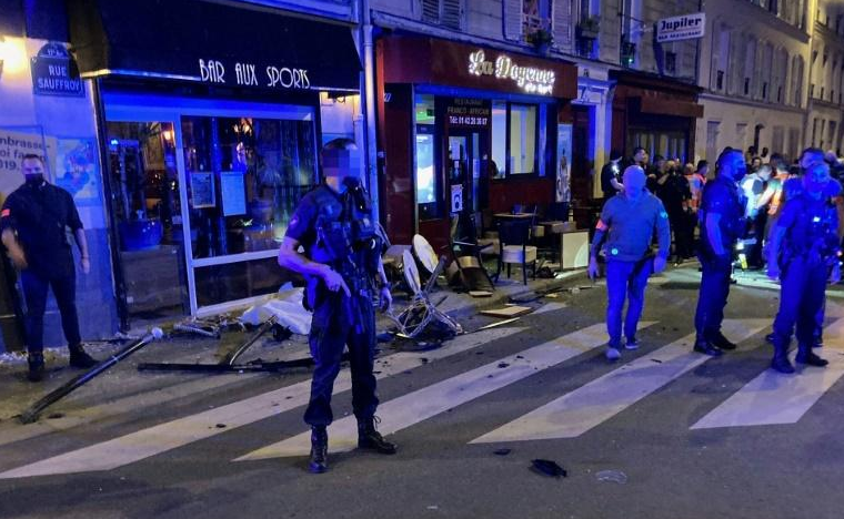 Παρίσι: Αυτοκίνητο έπεσε πάνω σε κόσμο - Ένας νεκρός και αρκετοί τραυματίες (Vids)