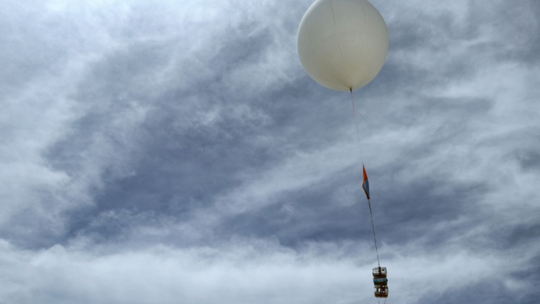 Θεσσαλονίκη: Αναστάτωση από ένα μετεωρολογικό μπαλόνι που βούλιαξε στη θάλασσα