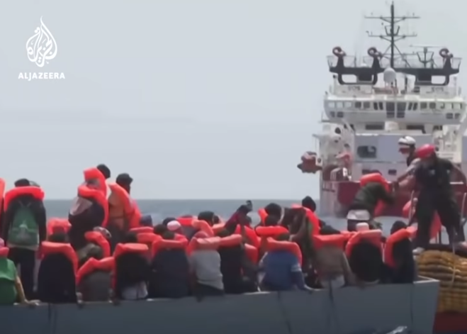 Ιταλία: "Πράσινο φως" στο Ocean Viking να αποβιβάσει στη Σικελία 572 διασωθέντες (vid)