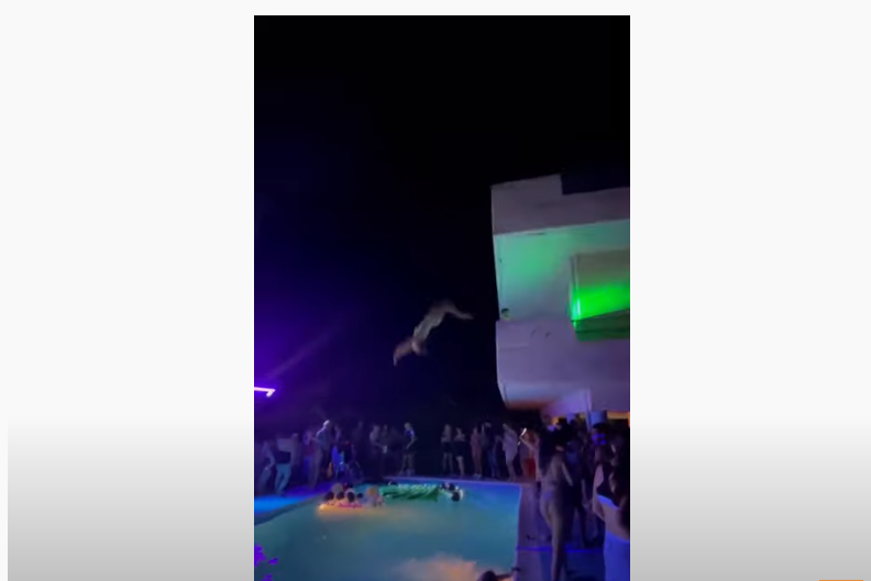 Τα ξέφρενα κορονοπάρτι καλά κρατούν - Βίντεο ντοκουμέντο: Πηδάνε από τα μπαλκόνια στη πισίνα (Vid)