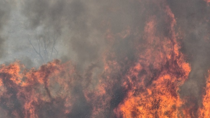 Σε εξέλιξη η φωτιά στη Δροσιά Αχαΐας - Σε ύφεση η πυρκαγιά στην Ελεκίστρα