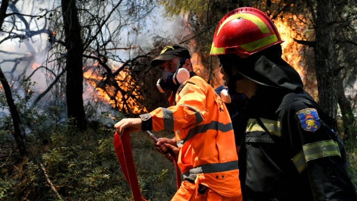 Πυρκαγιά στην Κορινθία: Ολονύχτια η μάχη με τις φλόγες - Ενισχύθηκαν οι πυροσβεστικές δυνάμεις
