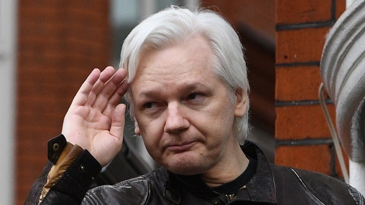 WikiLeaks: Δικαστήριο του Ισημερινού αφαιρεί την υπηκοότητα από τον Τζούλιαν Ασάνζ (Vid)