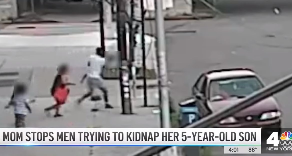 Νέα Υόρκη: Μητέρα σώζει τον 5χρονο γιό της από απαγωγή - Σοκάρει το video