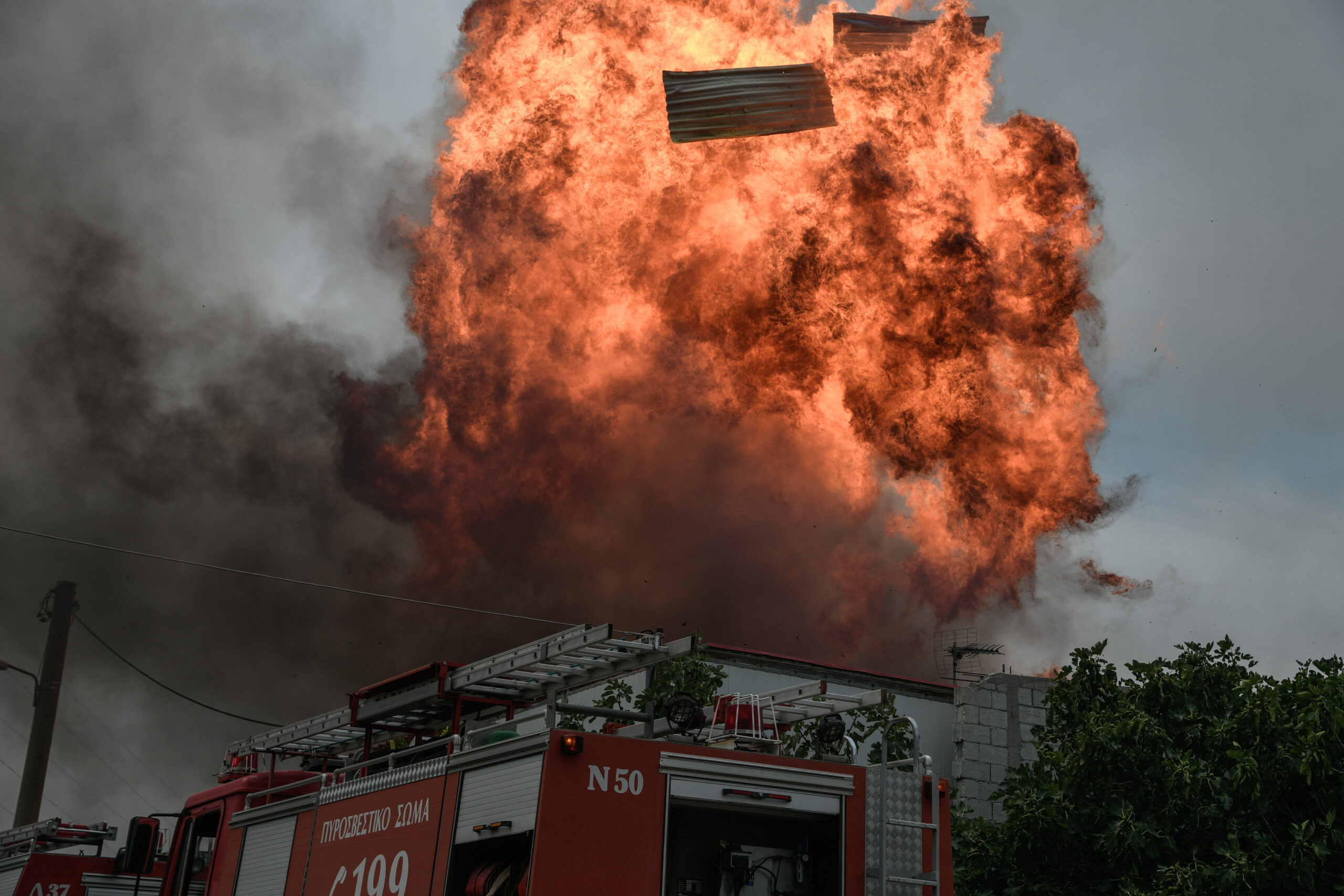 Αφίδνες: Στις φλόγες τυλίχθηκε εργοστάσιο - Συνεχείς εκρήξεις (vid&pics)