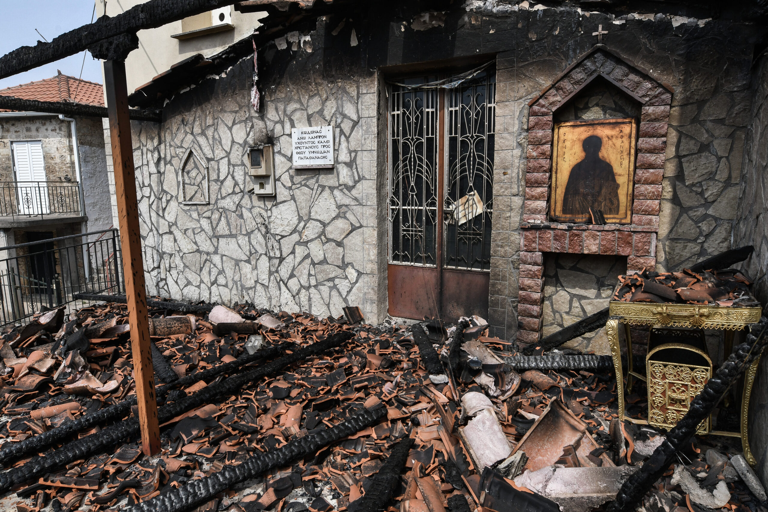 Φωτιά - Γορτυνία: Εικόνες καταστροφής σε πολλά χωριά - Σε συναγερμό για τις αναζωπυρώσεις (pics&vid)