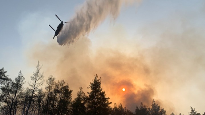 Εφιάλτης στην Εύβοια: Επιστρέφει η φωτιά από τη θάλασσα προς το χωριό Στροφυλιά - «Απελπιστική η κατάσταση»