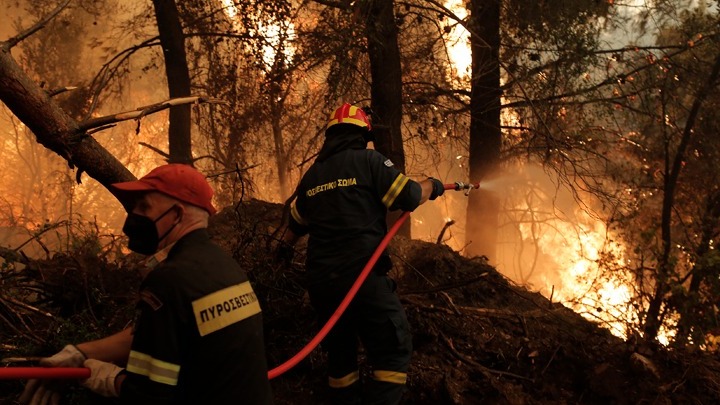 Εύβοια: Η απάντηση της πυροσβεστικής σε καταγγελία ότι πυροσβέστης εμπόδιζε εθελοντές πυροσβέστες (vid)