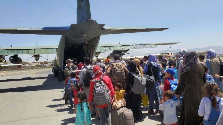 Reuters: «Στο Πακιστάν ελληνικό αεροσκάφος για να παραλάβει 18 Αφγανούς» (vids & pic)
