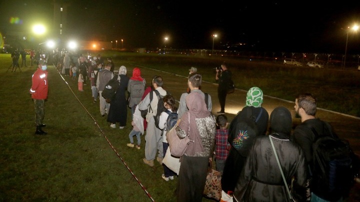 Τίρανα: Έφτασαν οι πρώτοι 121 πρόσφυγες από το Αφγανιστάν (vid)