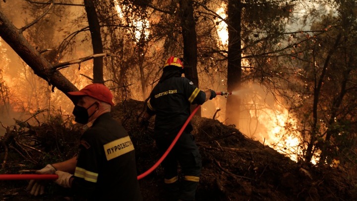 Οι πυροσβεστικές δυνάμεις αντιμετωπίζουν άμεσα μικρές εστίες φωτιάς και αναζωπυρώσεις σε Γορτυνία και Ανατολική Μάνη