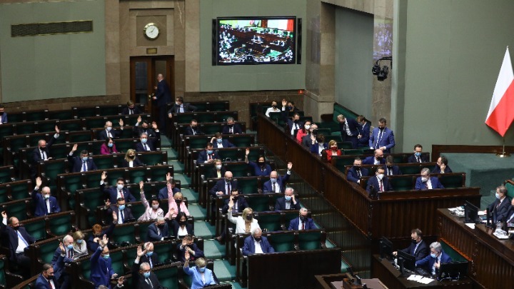 Πολωνία: Το κοινοβούλιο υιοθετεί αμφιλεγόμενο νόμο για τα μέσα ενημέρωσης