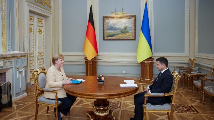 Πρόεδρος Ουκρανίας: Ο Nord Stream 2 είναι ένα «επικίνδυνο γεωπολιτικό όπλο της Ρωσίας» - Τι απαντά η Μέρκελ
