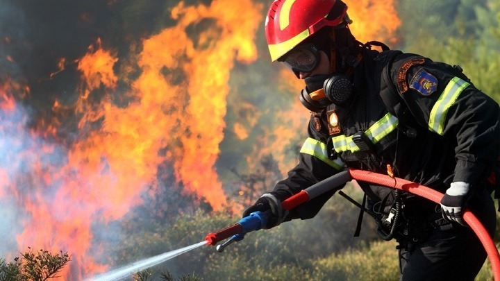 Φωτιά στην Μεσσηνία: Η πυροσβεστική επιχειρεί σε δύο μέτωπα στην Μέλπεια