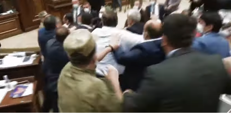 Σκηνές χάους στη Βουλή της Αρμενίας: «Ιπτάμενα» μπουκάλια, μπουνιές και κλωτσιές μεταξύ των βουλευτών (vid)