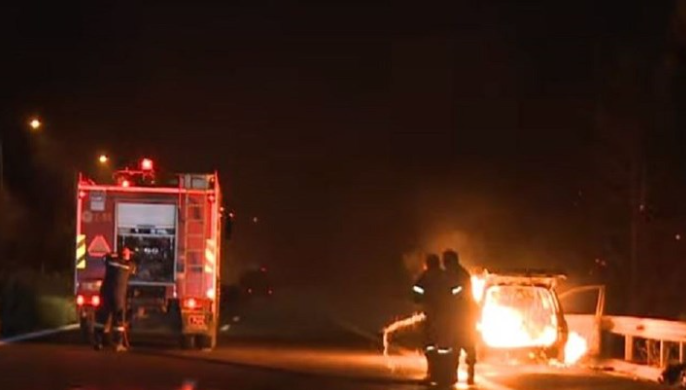 Κόρινθος - Σοκαριστικό περιστατικό: Αυτοκίνητο τυλίγεται στις φλόγες εν κινήσει (vid)