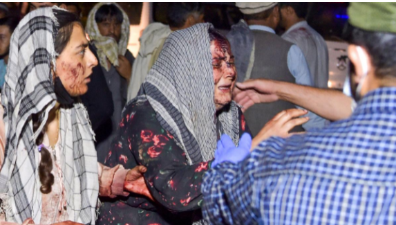 Τρομοκρατικές επιθέσεις στην Καμπούλ: Τουλάχιστον 100 νεκροί - «Θα σας κυνηγήσουμε», λέει ο Μπάιντεν