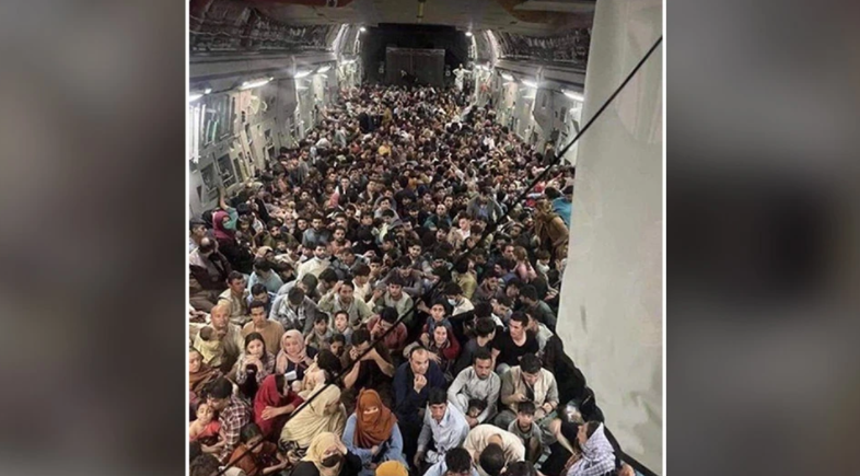 Αφγανιστάν: Συγκλονίζει η εικόνα με Αφγανούς «στοιβαγμένους» σε στρατιωτικό αεροσκάφος των ΗΠΑ - Απόγνωση για διαφυγή (pics+vid)