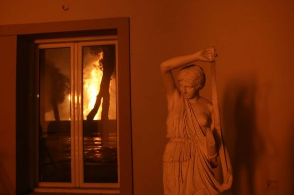 Φωτιά στη Βαρυμπόμπη: Έλληνες celebrities κινητοποιούνται και στέλνουν μηνύματα στήριξης (pics)