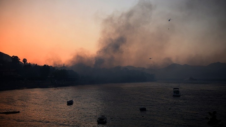 Αιγιάλεια - Φωτιά: Σε επιφυλακή εξακολουθούν να βρίσκονται σκάφη του Λιμενικού λόγω (vid)