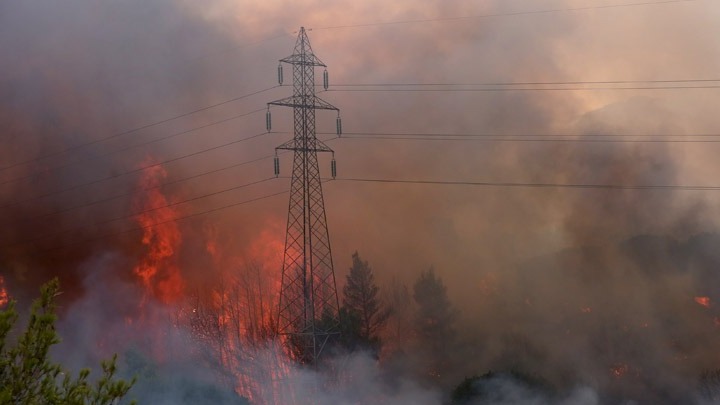 Σε λειτουργία τα κυκλώματα του ΑΔΜΗΕ που τέθηκαν εκτός λόγω πυρκαγιάς στην Βαρυμπόμπη