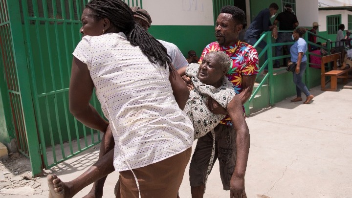 Αϊτή: Ανασύρουν συνεχώς ανθρώπους από τα συντρίμμια - Στους 1.419 νεκρούς ο τραγικός απολογισμός (vids)