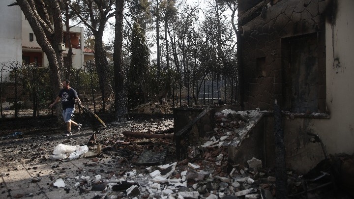 Διακοπές ρεύματος σε Βαρυμπόμπη και Εύβοια λόγω των πυρκαγιών