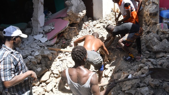 Αϊτή: Mεγαλώνει ο τραγικός απολογισμός - 724 μέχρι στιγμής οι νεκροί (pics &vids)